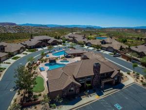 uma vista superior de uma casa com piscina em Vacation Station Private Hot Tub em Washington