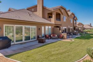 una casa con patio y patio en Oasis On The Green, en Washington
