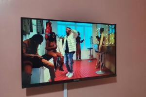 TV a/nebo společenská místnost v ubytování Pine Residency w Secure Parking, Wifi, Netflix & Rooftop Views