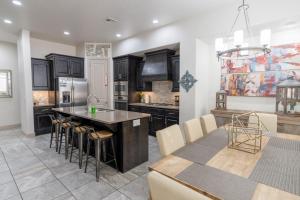 Una cocina con una mesa y un comedor. en Desert Lily I Spacious End Unit I Clubhouse I Golfing I Kid Friendly, en Washington
