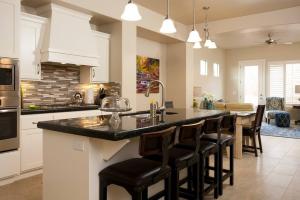 Una cocina con una gran isla con taburetes de bar. en Zions Gate I Near Zion NP and Sand Hollow, en Washington