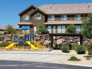 un parque infantil con un tobogán frente a una casa en Zions Gate I Near Zion NP and Sand Hollow, en Washington