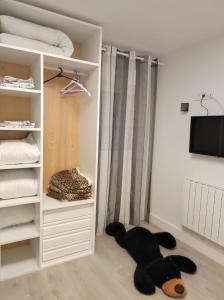 科巴羅的住宿－Apartamento playa de Chancelas, Pontevedra，一只泰迪熊躺在卧室的地板上