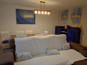 uma sala de estar com um sofá branco e uma mesa em Apartamento playa de Chancelas, Pontevedra em Combarro
