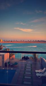 Blick auf den Strand vom Balkon eines Hauses in der Unterkunft فيلا بشاطي رملي خاص ومسبح عالبحر - درة العروس شاطي البردايس in Durrat Al-Arus