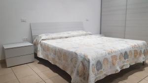 1 dormitorio con 1 cama y 2 mesitas de noche en Casa Dancardi en Càbras