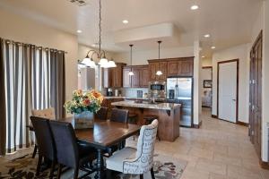 Una cocina con una mesa de comedor y sillas de madera. en Copper Giraffe Enjoy Golden Golf Course Views, en Washington
