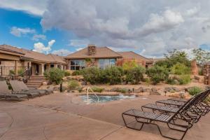un patio con bancos y una piscina en Copper Giraffe Enjoy Golden Golf Course Views, en Washington