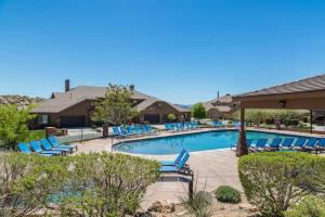 una piscina con tumbonas azules en un complejo en Copper Giraffe Enjoy Golden Golf Course Views, en Washington