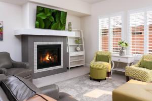 sala de estar con chimenea y TV en la parte superior en Summers Love Near Zion NP, en Washington