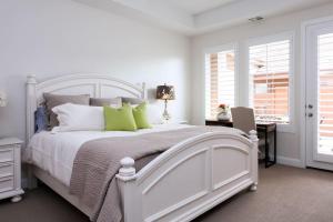 Dormitorio blanco con cama blanca y almohadas verdes en Summers Love Near Zion NP, en Washington 26 fotos más