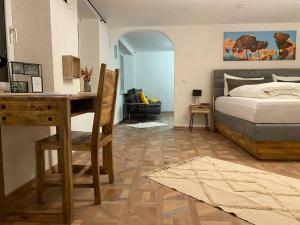 a bedroom with a bed and a desk with a desk at Ferienwohnung Kleinôd Sayn in Bendorf