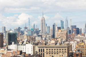uma vista para o horizonte da cidade com arranha-céus em NoMo SoHo em Nova Iorque