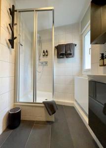 a bathroom with a shower and a tub at HEIMATliebe Apartment für 2 in Blankenhain