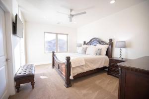 una camera da letto con un letto e una finestra di Zion Village Oasis by the Pool with Lazy River a Hurricane