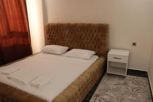 a bed with a brown headboard in a room at loftpalacesuit in Nevşehir