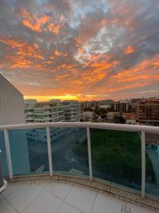 vistas a la puesta de sol desde el balcón de un edificio en Hotel Real en Cabo Frío