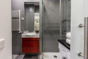 y baño con lavabo y ducha. en BNBHolder Relishing LA GRAN VIA, en Madrid