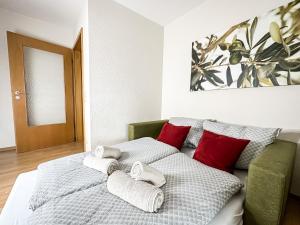 um quarto com 2 camas e toalhas em Ambiente-Wohnung - Zentrum und Park in 5 Minuten zu Fuß - Parkplatz - Netflix em Leipzig