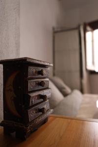 A bed or beds in a room at Casa corasol, a cozy, comfy, 2BR house- panoramic view and rooftop