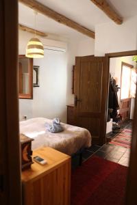 A bed or beds in a room at Casa corasol, a cozy, comfy, 2BR house- panoramic view and rooftop