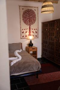 A bed or beds in a room at Casa corasol, a cozy, comfy, 2BR house- panoramic view and rooftop