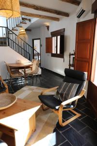 A seating area at Casa corasol, a cozy, comfy, 2BR house- panoramic view and rooftop