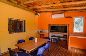 Casa Quinta San Miguel con Piscina, Pool, Metegol y Ping Pong في Salto de las Rosas: غرفة مع طاولة وكراسي ومدفأة
