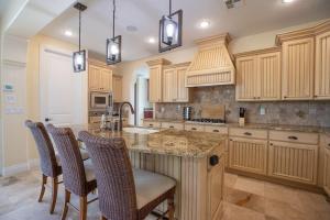 Η κουζίνα ή μικρή κουζίνα στο Mirabella Villa Private Pool and Outdoor Kitchen