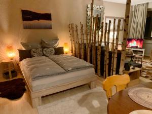 1 dormitorio con 1 cama, mesa y sillas en Studio Hase Saig en Saig
