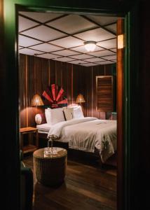 聖赫拉多德多塔的住宿－特羅根旅社，一间卧室配有一张床和一面大镜子