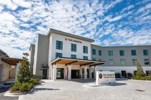 圣罗莎海滩The Lodge 30A的前面有标志的白色建筑