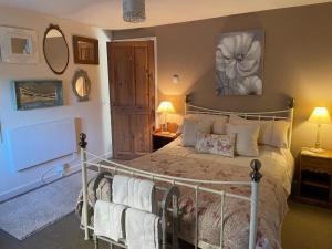 1 dormitorio con 1 cama en una habitación en Gingerbread Cottage en Chideock