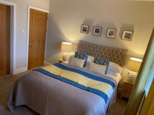 een slaapkamer met een groot bed en 2 lampen bij Horncliffe room only accommodation in Seahouses