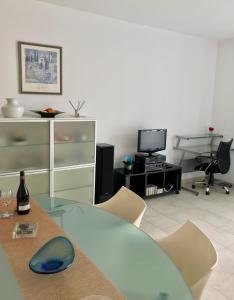 - un salon avec une table et des chaises en verre dans l'établissement Vista Dourada, à Porto Santo