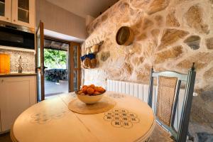 eine Küche mit einem Tisch und einer Obstschale darauf in der Unterkunft Finca MOLINO DE JARANDA - Oropéndolas in Collado
