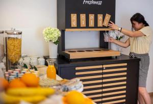 a woman is making a drink in auliculicccess at Hotel Lumbarda in Lumbarda
