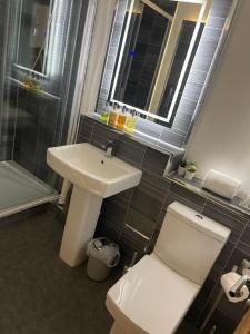 y baño con lavabo, aseo y ducha. en Horncliffe room only accommodation, en Seahouses