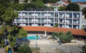an aerial view of a hotel with a swimming pool at Hotel Lumbarda in Lumbarda
