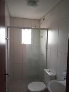 佛羅安那波里的住宿－Apartamento na Praia dos Ingleses，带淋浴、卫生间和盥洗盆的浴室