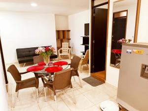a kitchen and dining room with a table and chairs at Apartamentos Pitalito in Pitalito