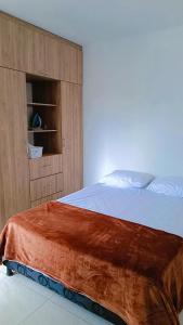 een slaapkamer met een groot bed en een houten kast bij Apartamentos Pitalito in Pitalito