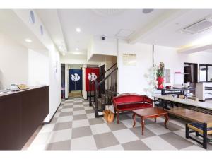 - un salon avec un sol en damier dans l'établissement Kusatsu Onsen 326 Yamanoyu Hotel - Vacation STAY 10349v, à Kusatsu