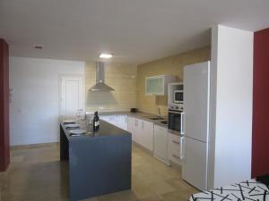 Kitchen o kitchenette sa 2155-Nice groundfloor with pool view