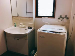 ein kleines Bad mit einem Waschbecken und einem Waschbecken in der Unterkunft MEILAN HOUSE - Vacation STAY 13804 in Osaka