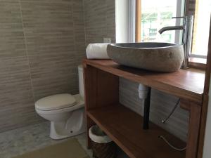 ein Bad mit einem Waschbecken und einem WC in der Unterkunft Pension Te Aroha - Te Arii in Maatea