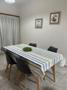 una mesa de comedor con un mantel a rayas en Duplex Lisandro de la Torre en San Rafael