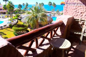 een balkon van een resort met een zwembad en palmbomen bij Marina Pinacate B-319 in Puerto Peñasco