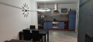 Kuchyň nebo kuchyňský kout v ubytování Apartament Blisko