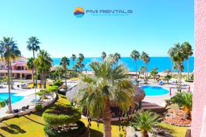 een uitzicht op het zwembad in een resort met palmbomen bij Marina Pinacate B-319 in Puerto Peñasco